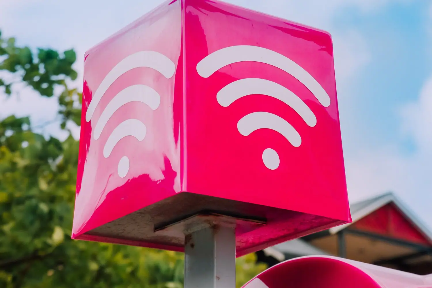 Jak bezpiecznie korzystać z publicznych sieci WiFi na smartfonie